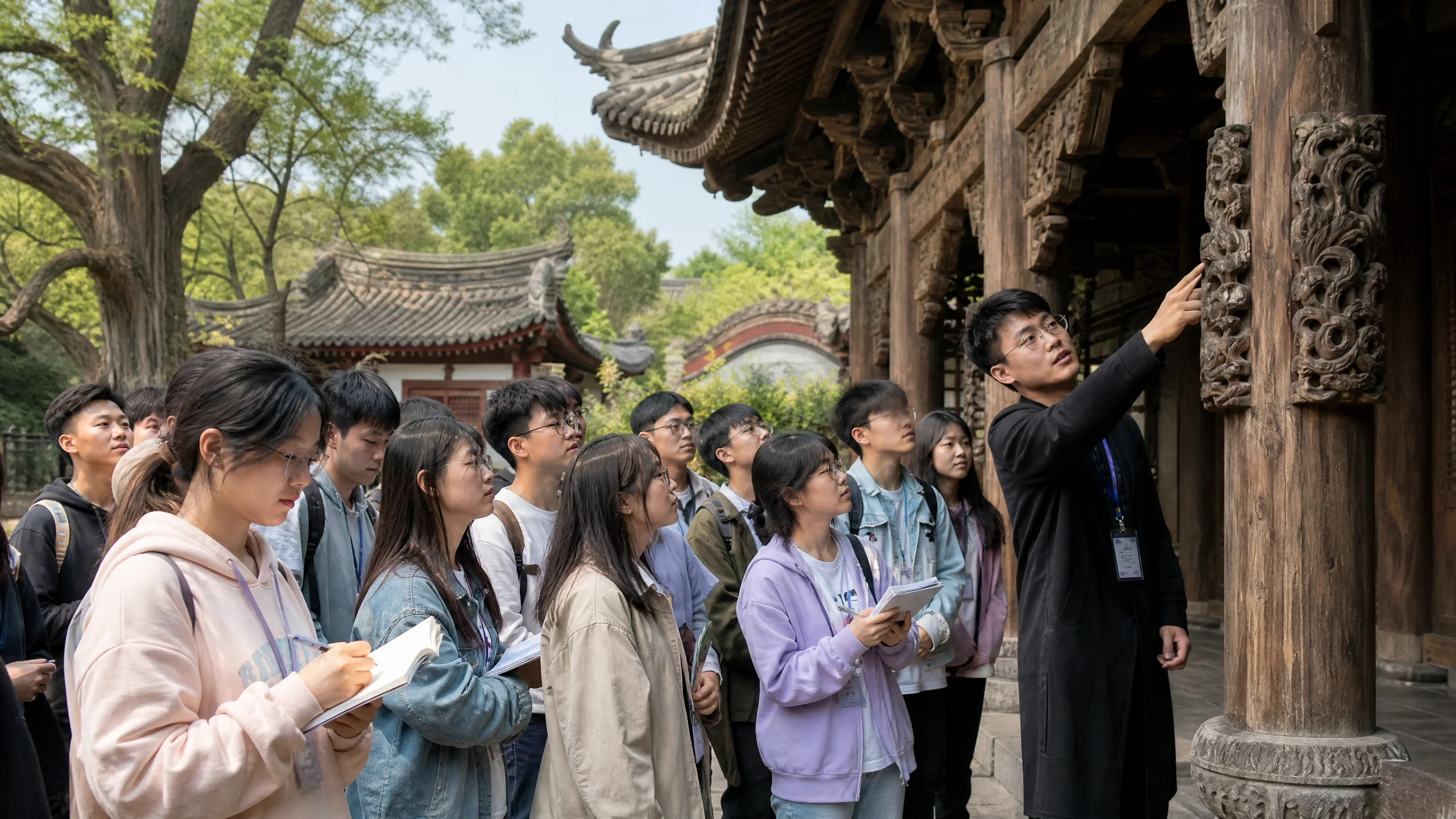 学员在古建筑群中进行实地研学考察